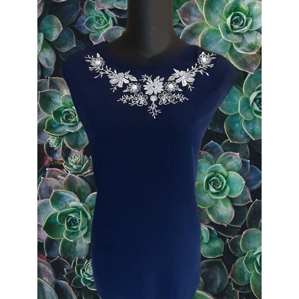 SALE🤑 XS Blue Sleeveless Top with White Embroidery by Bon Worth